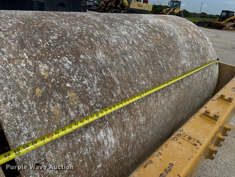 image for item DW3472 2016 Caterpillar CS56B single drum vibratory roller