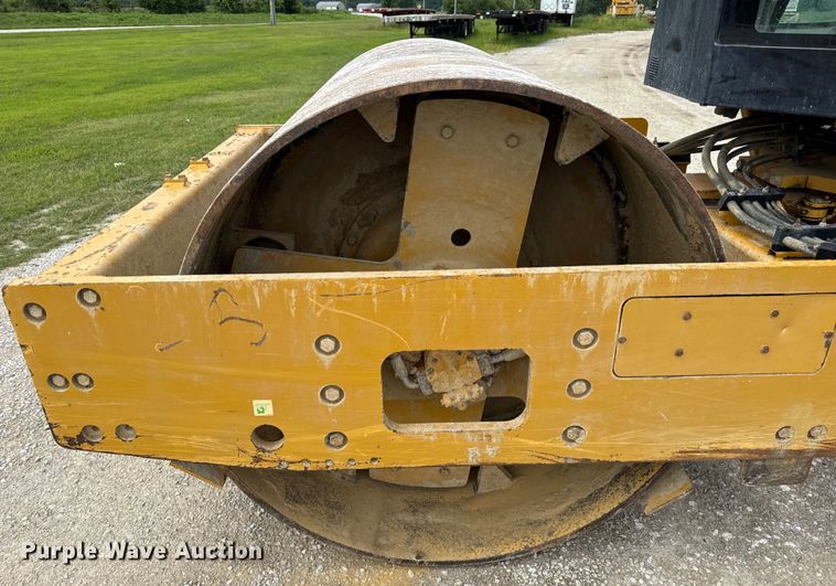 image for item DW3472 2016 Caterpillar CS56B single drum vibratory roller