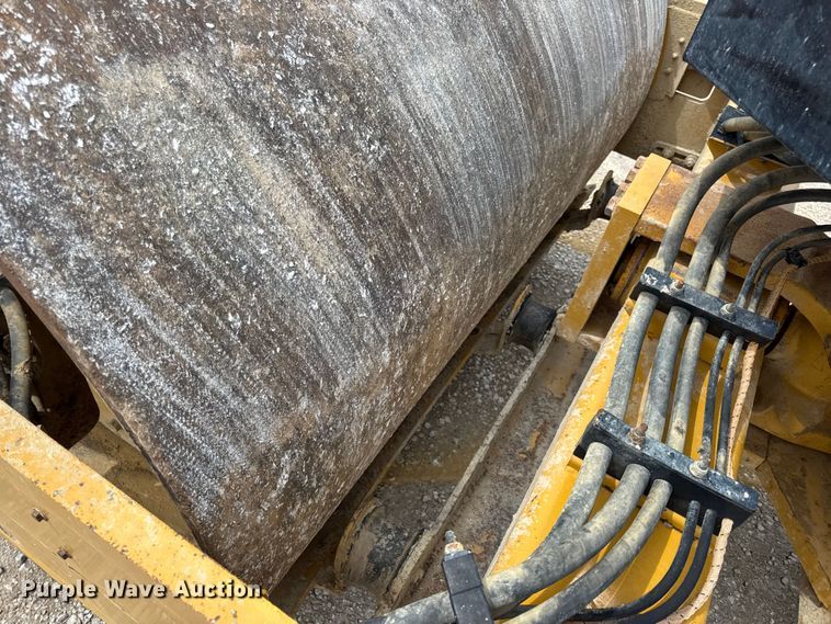 image for item DW3472 2016 Caterpillar CS56B single drum vibratory roller