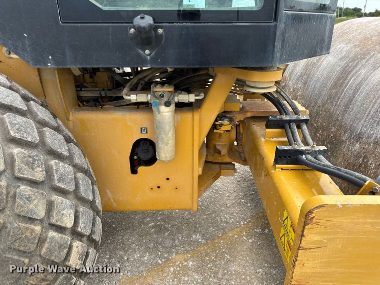 image for item DW3472 2016 Caterpillar CS56B single drum vibratory roller