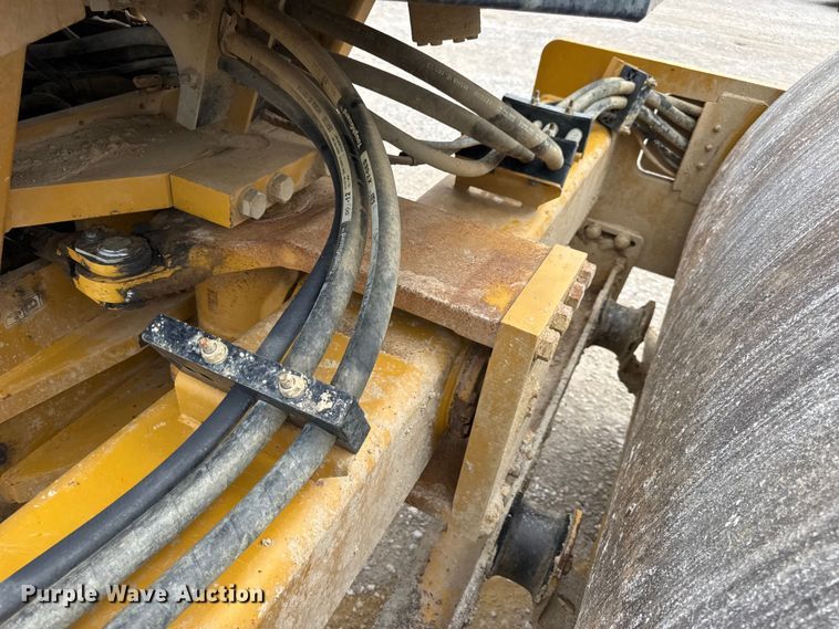 image for item DW3472 2016 Caterpillar CS56B single drum vibratory roller