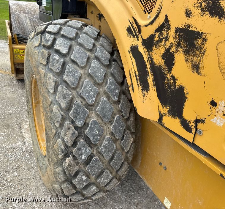 image for item DW3472 2016 Caterpillar CS56B single drum vibratory roller