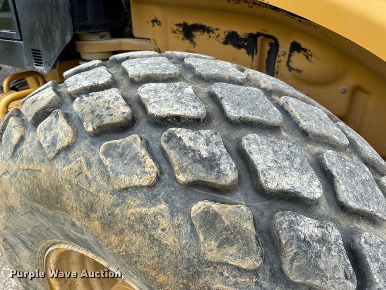 image for item DW3472 2016 Caterpillar CS56B single drum vibratory roller