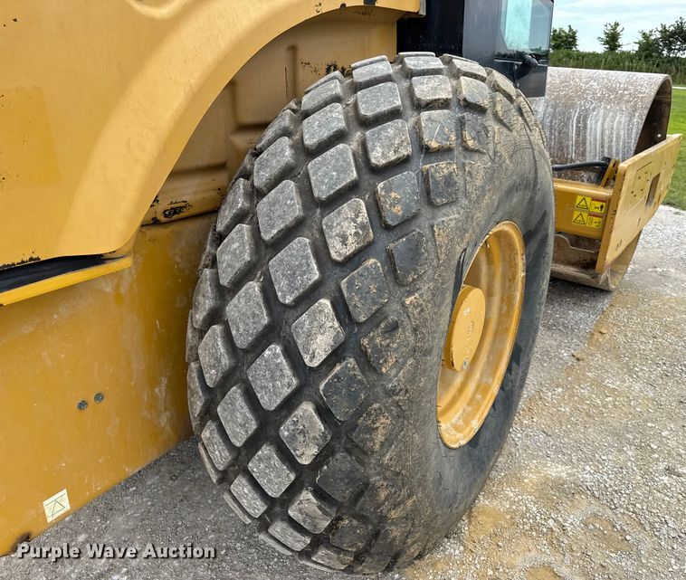 image for item DW3472 2016 Caterpillar CS56B single drum vibratory roller