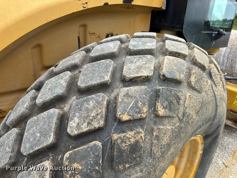 image for item DW3472 2016 Caterpillar CS56B single drum vibratory roller
