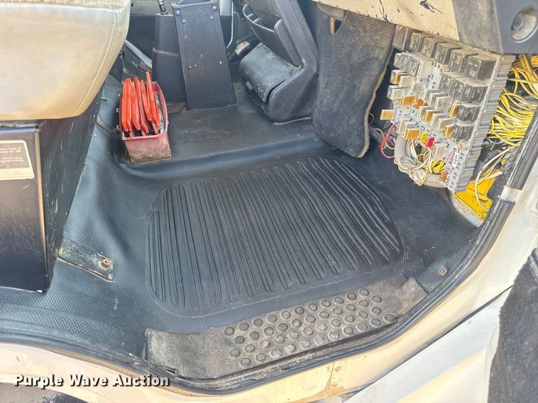 image for item DW3495 1999 Freightliner FL60 flatbed truck