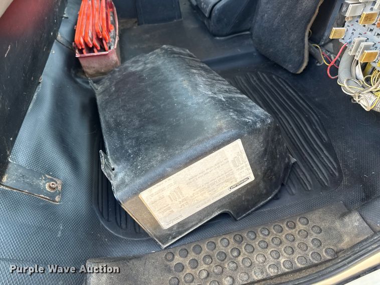 image for item DW3495 1999 Freightliner FL60 flatbed truck