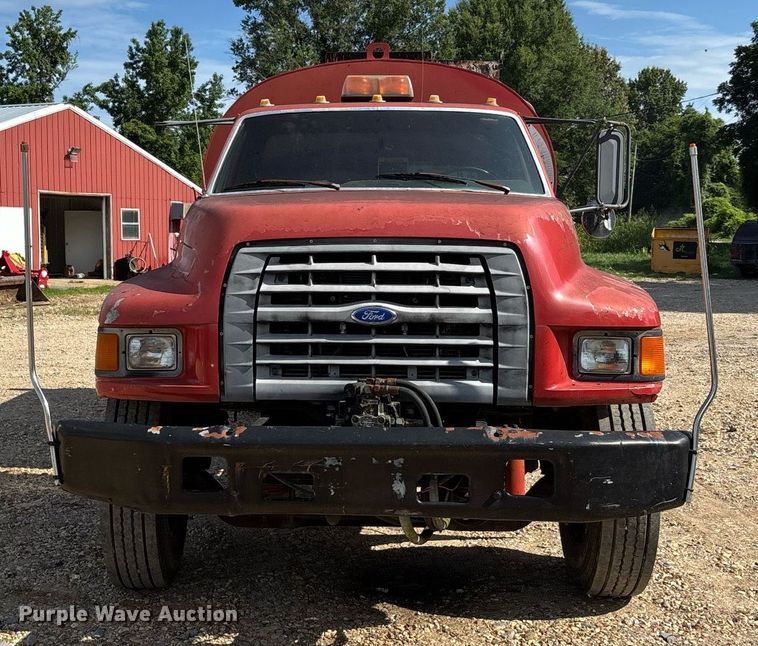 image for item DW7156 1997 Ford F800 oil distributor truck