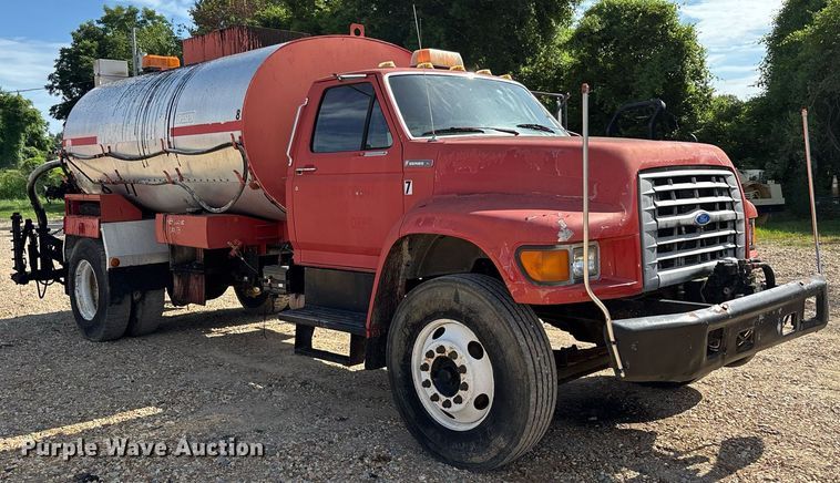 image for item DW7156 1997 Ford F800 oil distributor truck