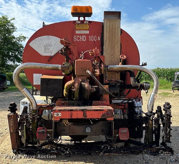 image for item DW7156 1997 Ford F800 oil distributor truck