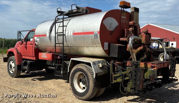 image for item DW7156 1997 Ford F800 oil distributor truck