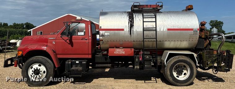 image for item DW7156 1997 Ford F800 oil distributor truck