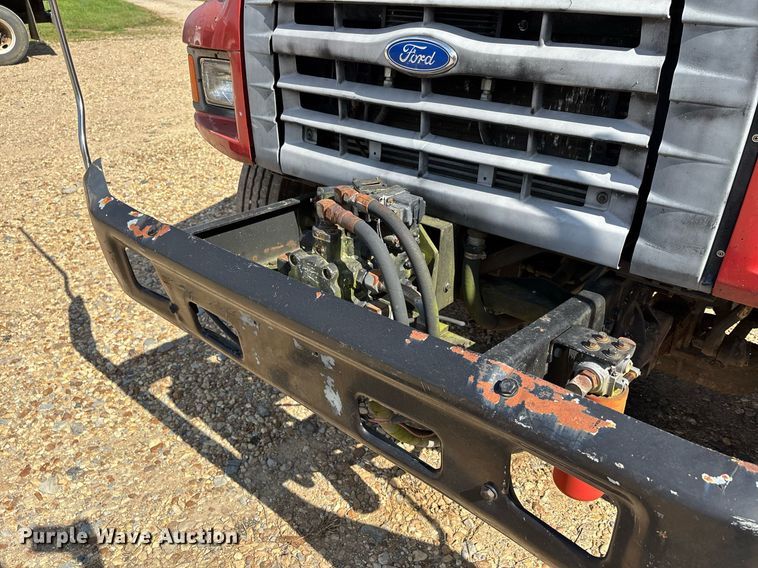 image for item DW7156 1997 Ford F800 oil distributor truck