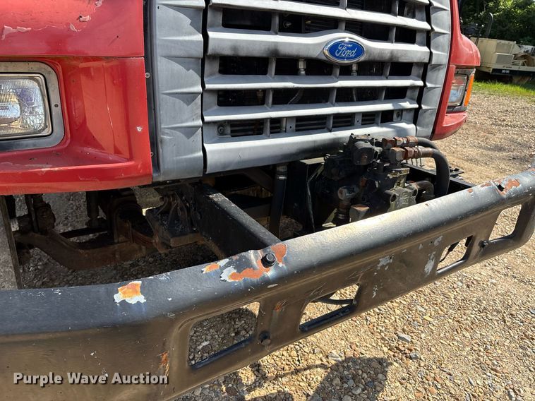 image for item DW7156 1997 Ford F800 oil distributor truck