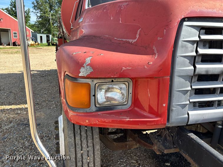 image for item DW7156 1997 Ford F800 oil distributor truck