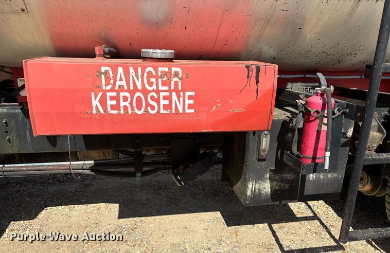 image for item DW7156 1997 Ford F800 oil distributor truck