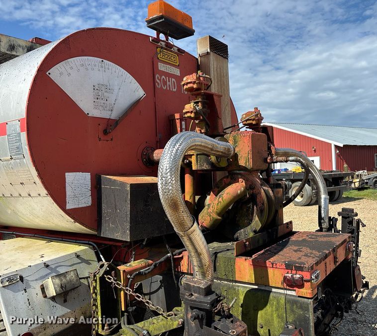 image for item DW7156 1997 Ford F800 oil distributor truck