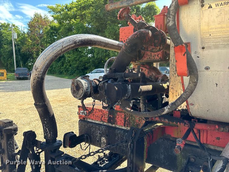 image for item DW7156 1997 Ford F800 oil distributor truck