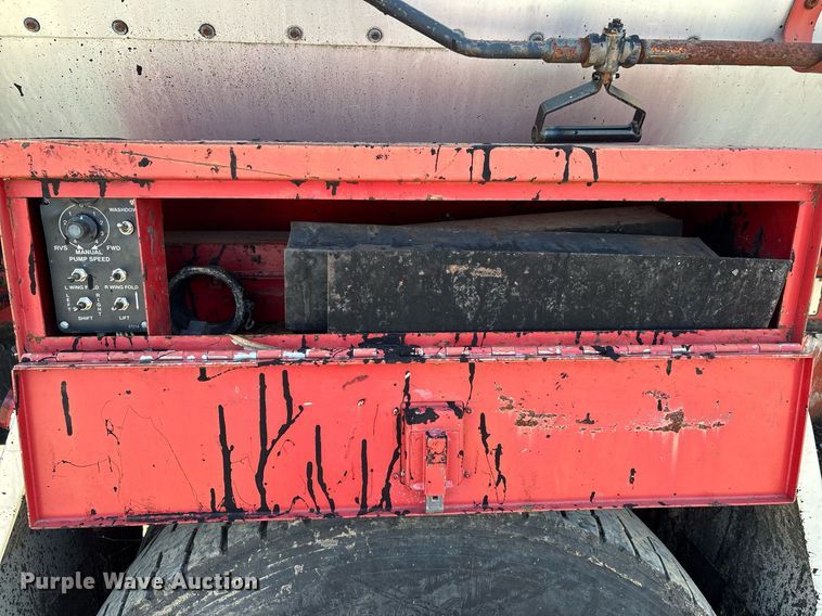 image for item DW7156 1997 Ford F800 oil distributor truck