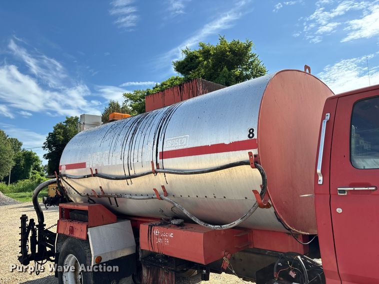 image for item DW7156 1997 Ford F800 oil distributor truck