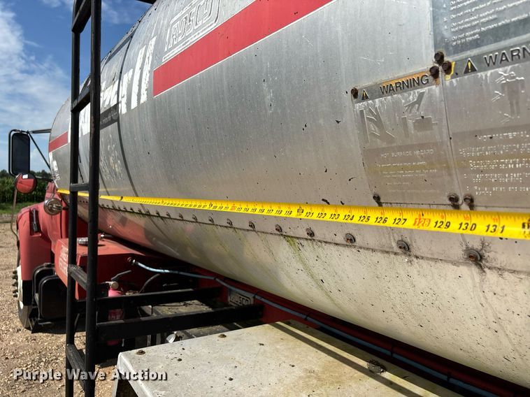 image for item DW7156 1997 Ford F800 oil distributor truck