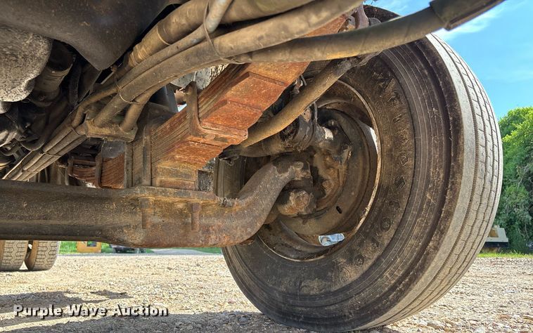 image for item DW7156 1997 Ford F800 oil distributor truck