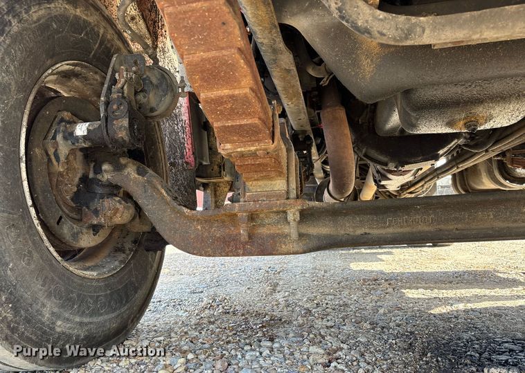 image for item DW7156 1997 Ford F800 oil distributor truck