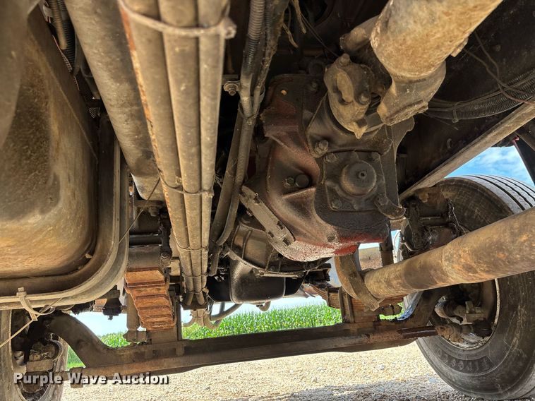 image for item DW7156 1997 Ford F800 oil distributor truck