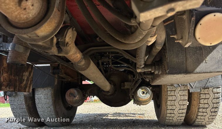 image for item DW7156 1997 Ford F800 oil distributor truck