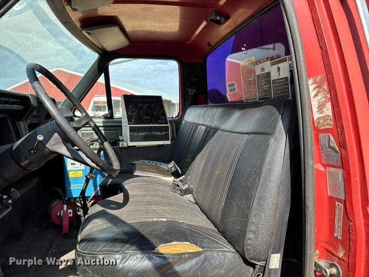 image for item DW7156 1997 Ford F800 oil distributor truck