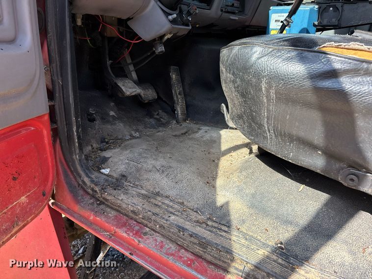 image for item DW7156 1997 Ford F800 oil distributor truck