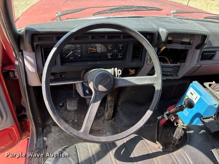 image for item DW7156 1997 Ford F800 oil distributor truck