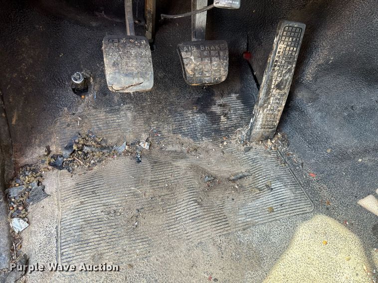 image for item DW7156 1997 Ford F800 oil distributor truck