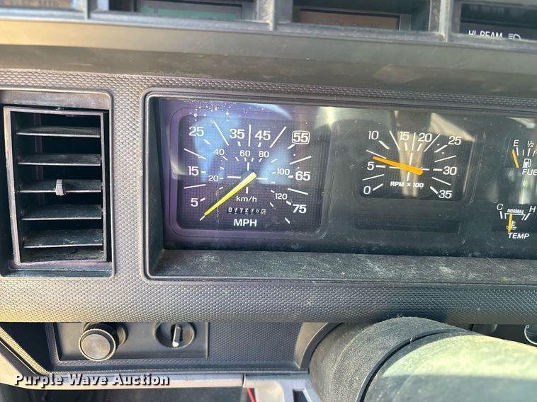 image for item DW7156 1997 Ford F800 oil distributor truck