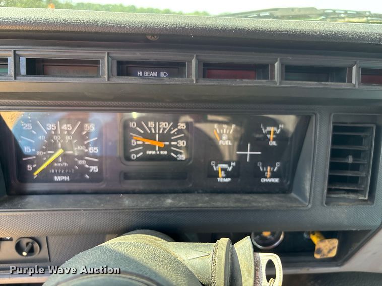 image for item DW7156 1997 Ford F800 oil distributor truck