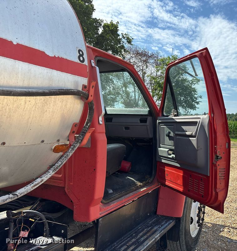 image for item DW7156 1997 Ford F800 oil distributor truck