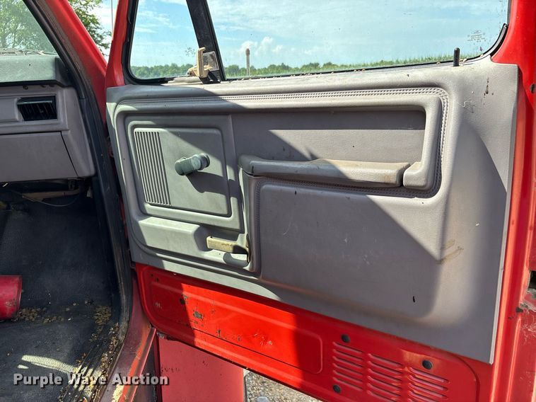 image for item DW7156 1997 Ford F800 oil distributor truck