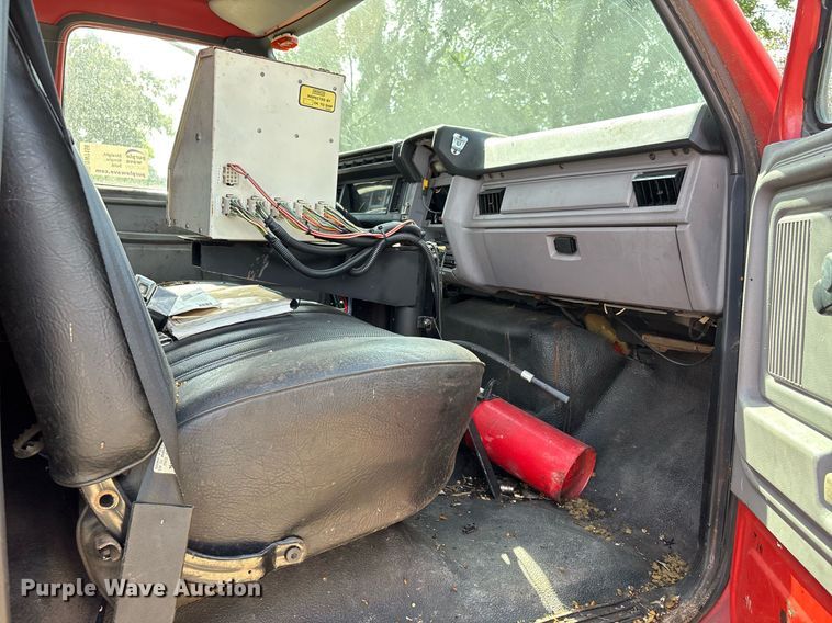 image for item DW7156 1997 Ford F800 oil distributor truck