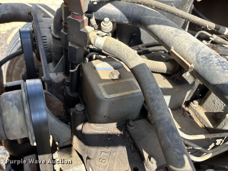 image for item DW7156 1997 Ford F800 oil distributor truck