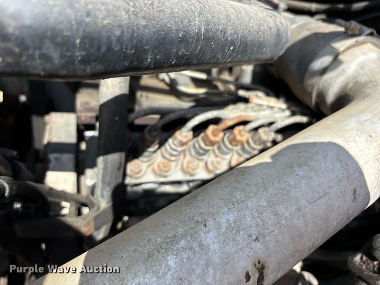 image for item DW7156 1997 Ford F800 oil distributor truck