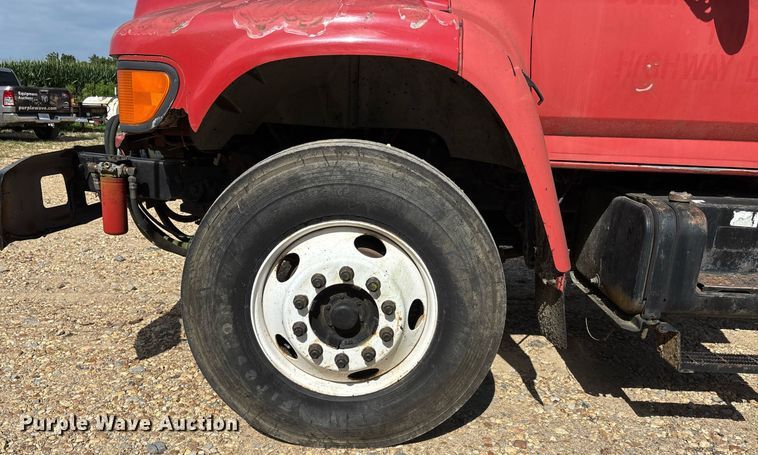 image for item DW7156 1997 Ford F800 oil distributor truck