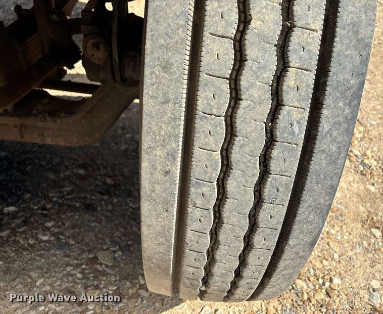 image for item DW7156 1997 Ford F800 oil distributor truck