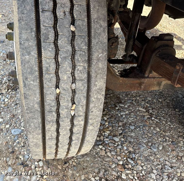 image for item DW7156 1997 Ford F800 oil distributor truck