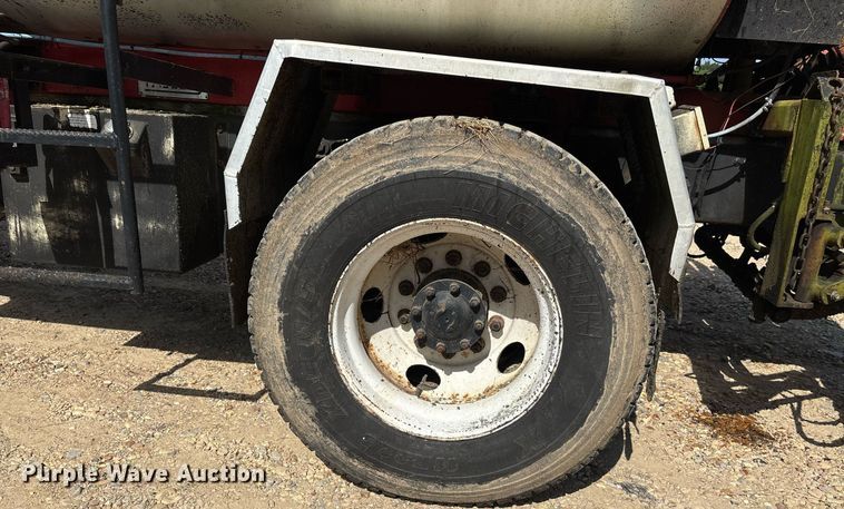 image for item DW7156 1997 Ford F800 oil distributor truck