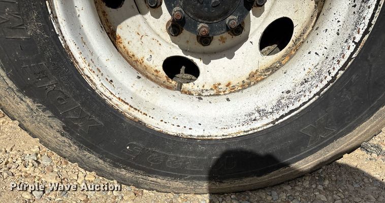 image for item DW7156 1997 Ford F800 oil distributor truck