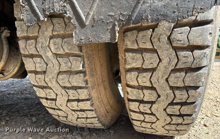 image for item DW7156 1997 Ford F800 oil distributor truck