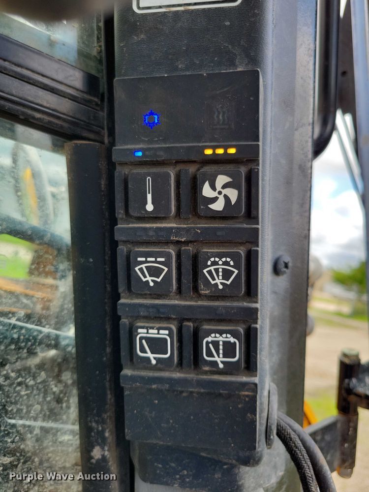 image for item DX7215 2020 Mustang 4200V skid steer loader