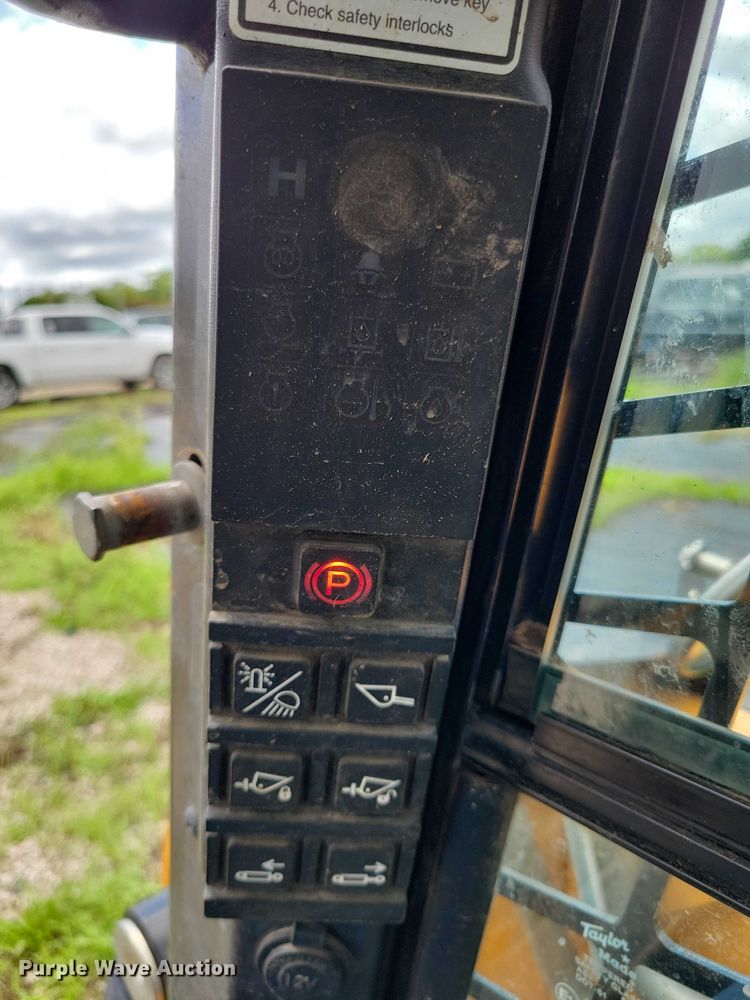 image for item DX7215 2020 Mustang 4200V skid steer loader