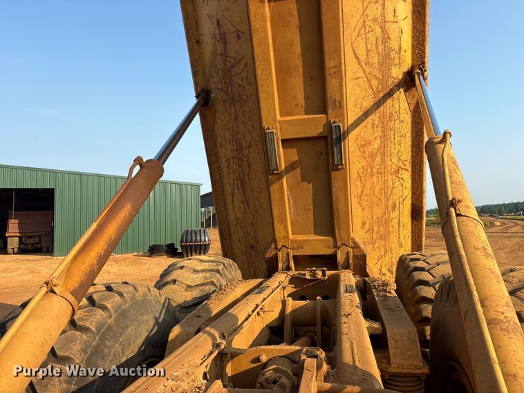 image for item DY0920 1997 Caterpillar D250E articulated haul truck