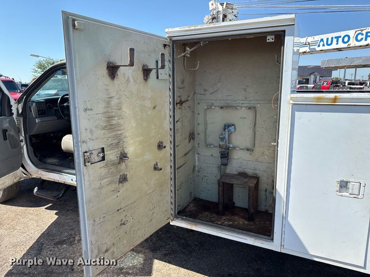 image for item DZ8658 2002 Ford F550 utility / service truck